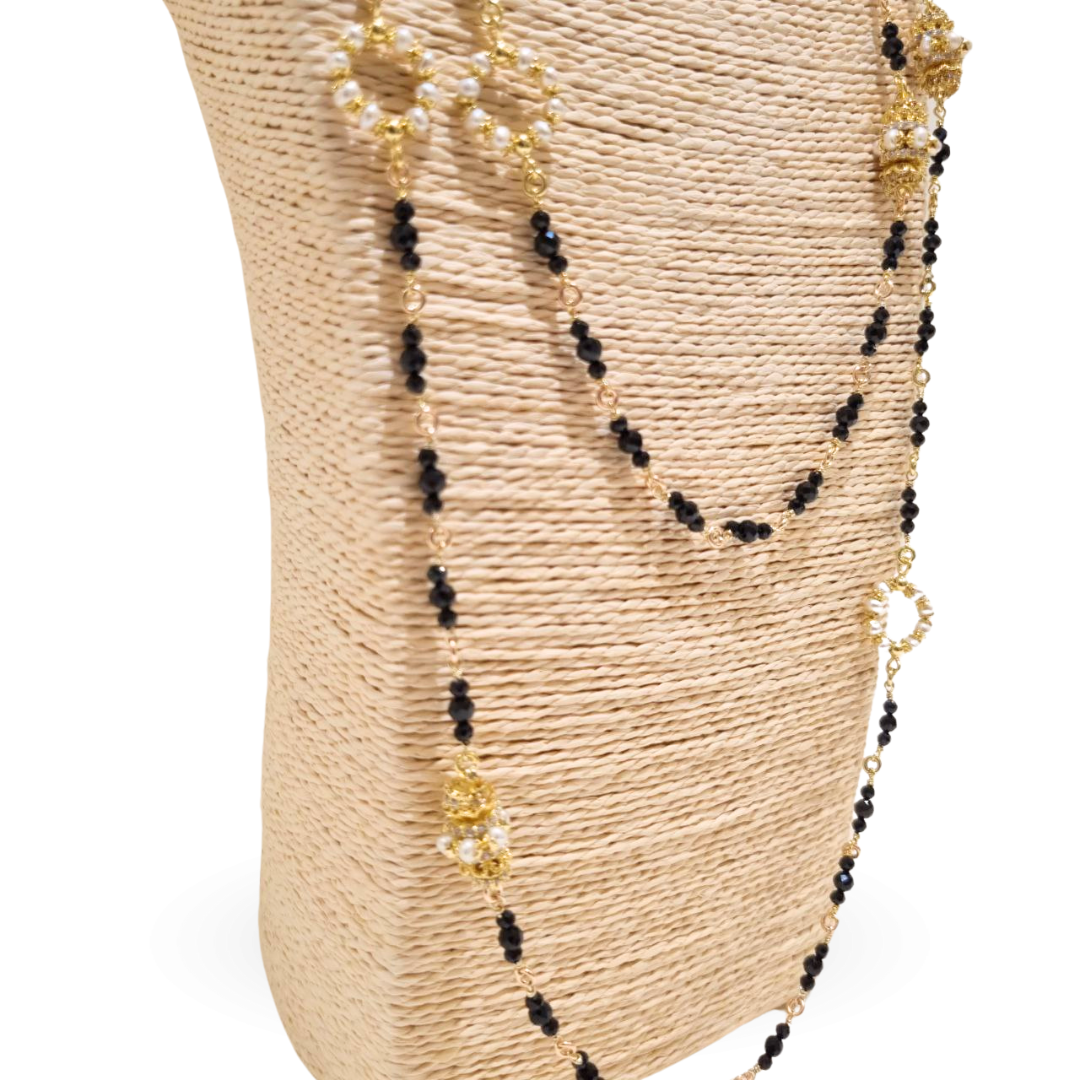 Collana modello Chanel in Argento 925 bagnato in Oro 18Kt con catena ammagliata di 100cm in Spinelli neri e coroncine in Perle