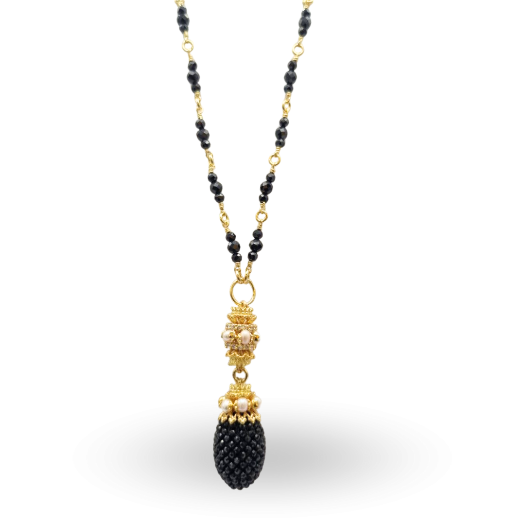 Collana linea Barocca in Argento 925 dorato con catena ammagliata di 70cm in Spinelli neri, coroncine in Perle e pendente con goccia di Spinelli neri lavorazione Tessito