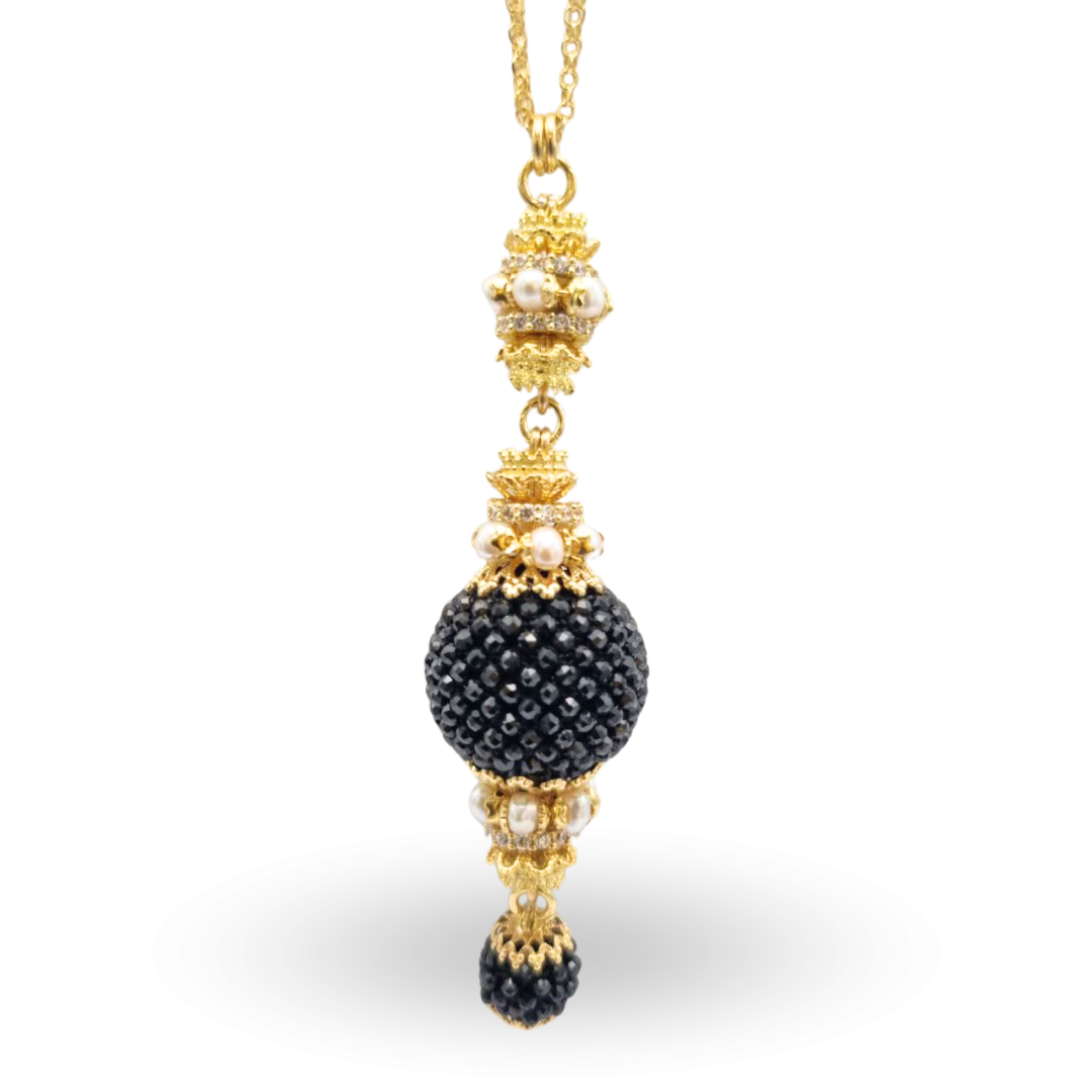 Collana linea Barocca in Argento 925 dorato con doppia catena, coroncine in Perle e pendente con due sfere di Spinelli neri lavorazione Tessito