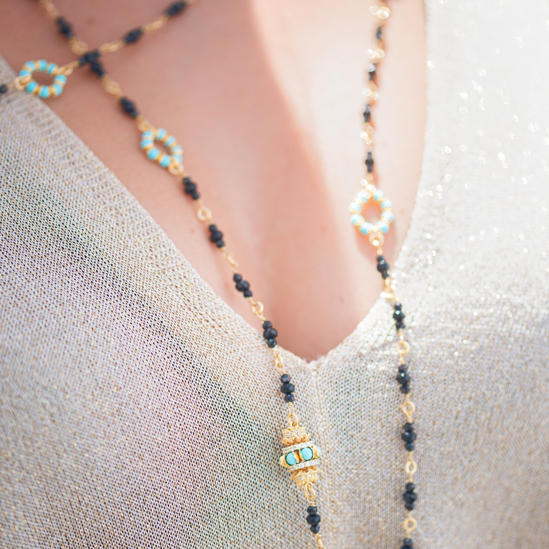 Collana modello Chanel in Argento 925 bagnato in Oro 18Kt con catena ammagliata di 100cm in Spinelli neri e coroncine in Perle