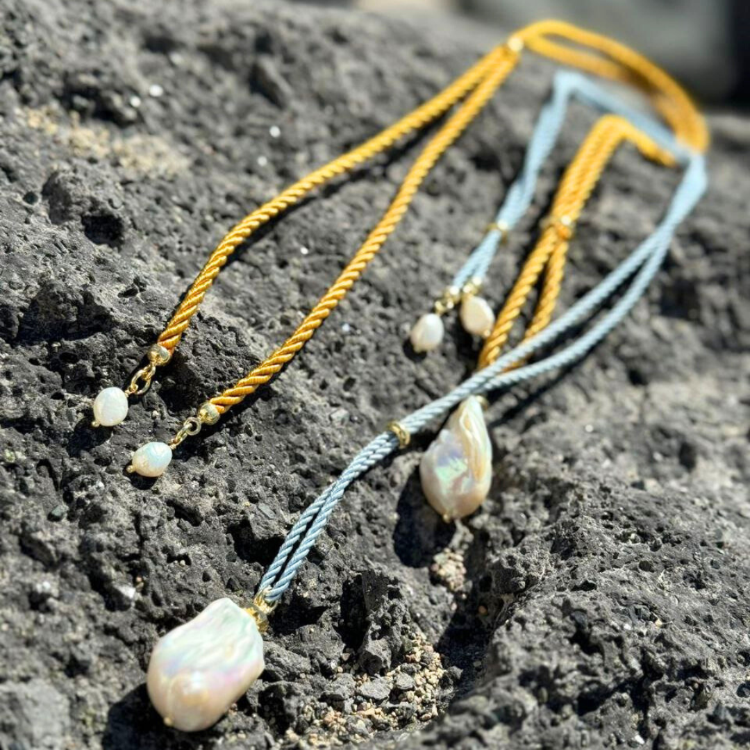 Collana con Perla Scaramazza montata in Argento 925 dorato e cordoncino colorato a scelta