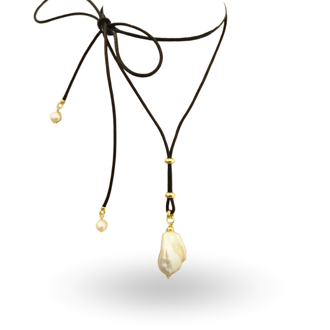 Collana Ribbon con cordoncino in pelle con Perla Scaramazza montata in Argento 925 dorato e perline finali