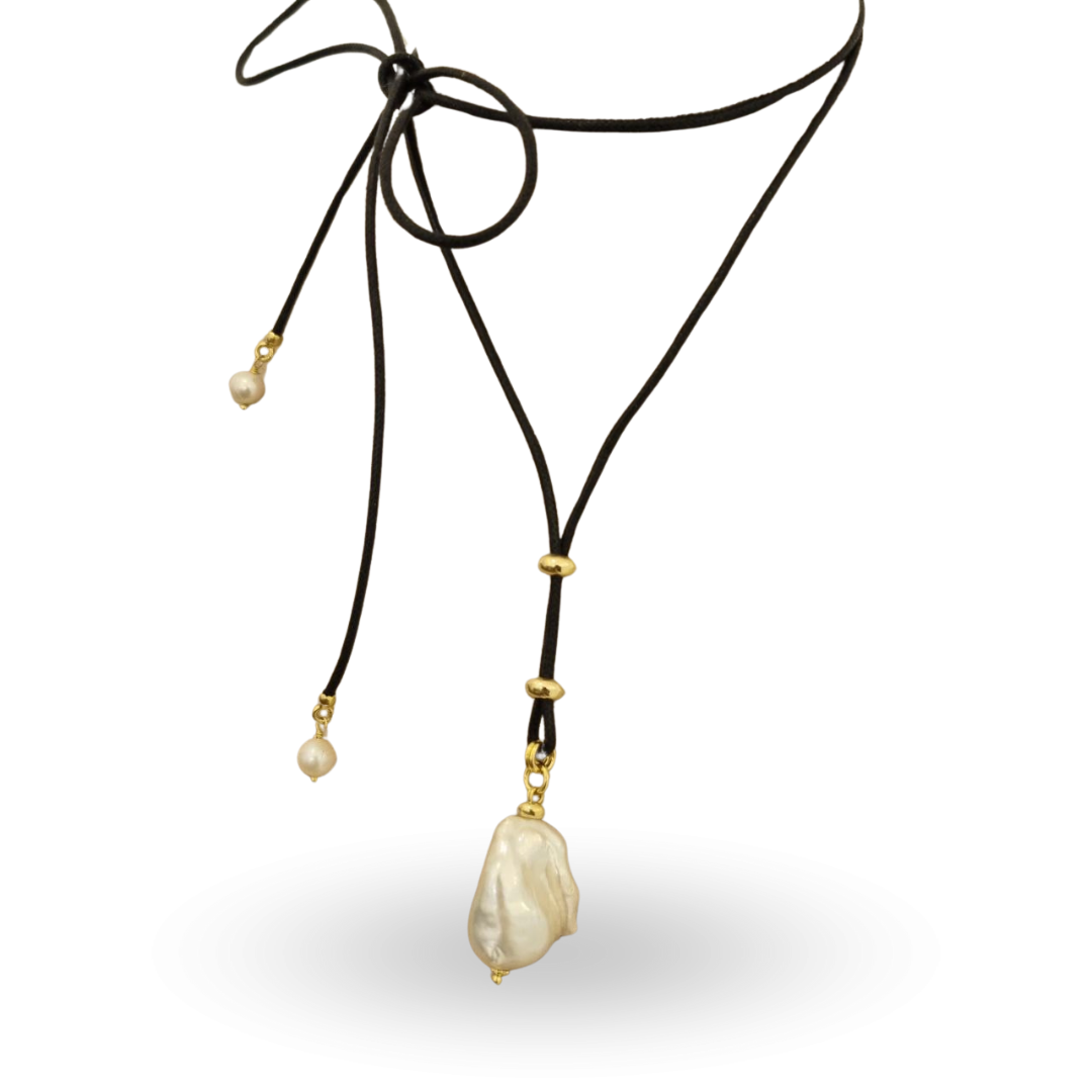 Collana Ribbon con cordoncino in pelle con Perla Scaramazza montata in Argento 925 dorato e perline finali