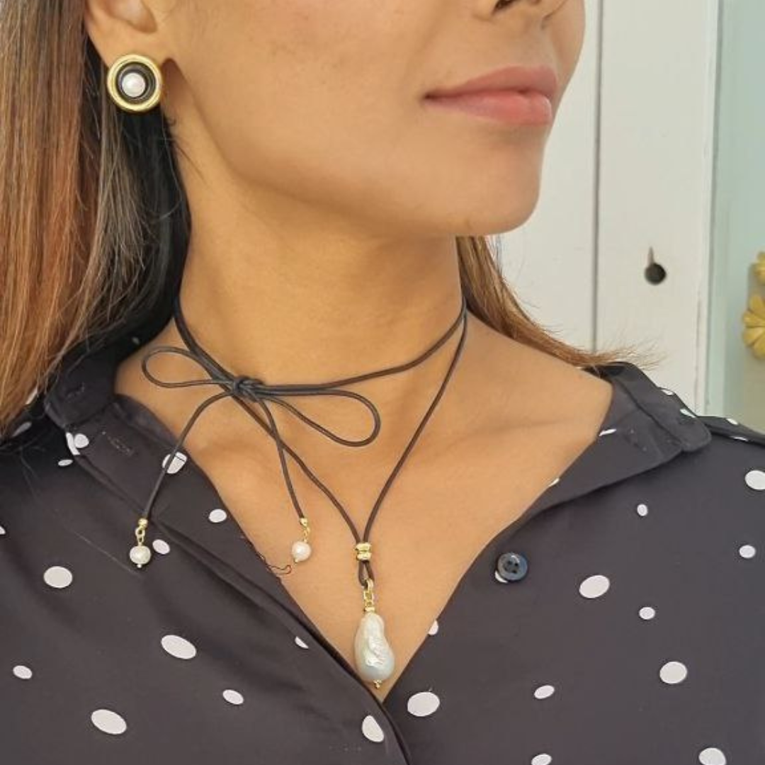 Collana Ribbon con cordoncino in pelle con Perla Scaramazza montata in Argento 925 dorato e perline finali