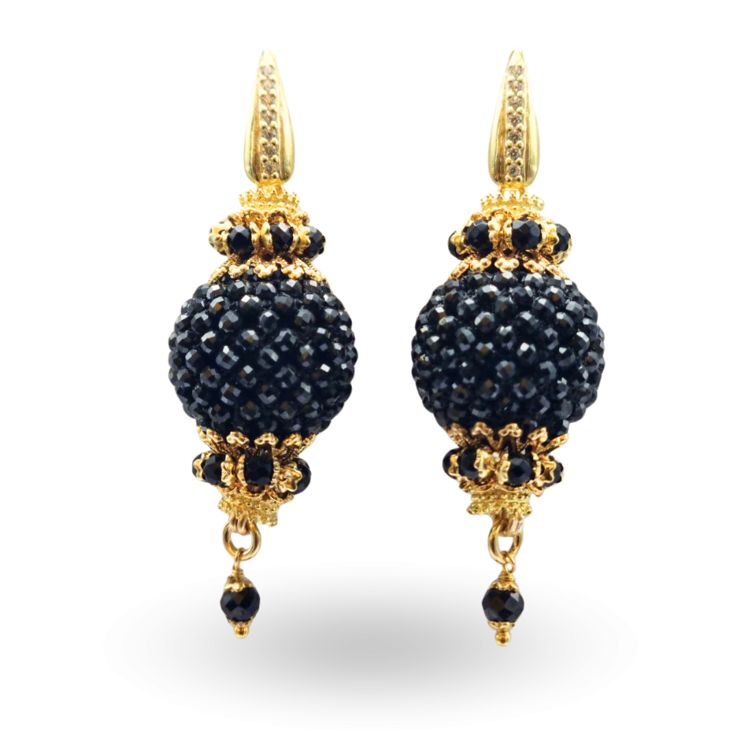 Orecchini linea Barocca in Argento 925 dorato con sfere di Spinelli neri con lavorazione Tessito compresa tra due coroncine in Spinelli neri e pallino finale pendente