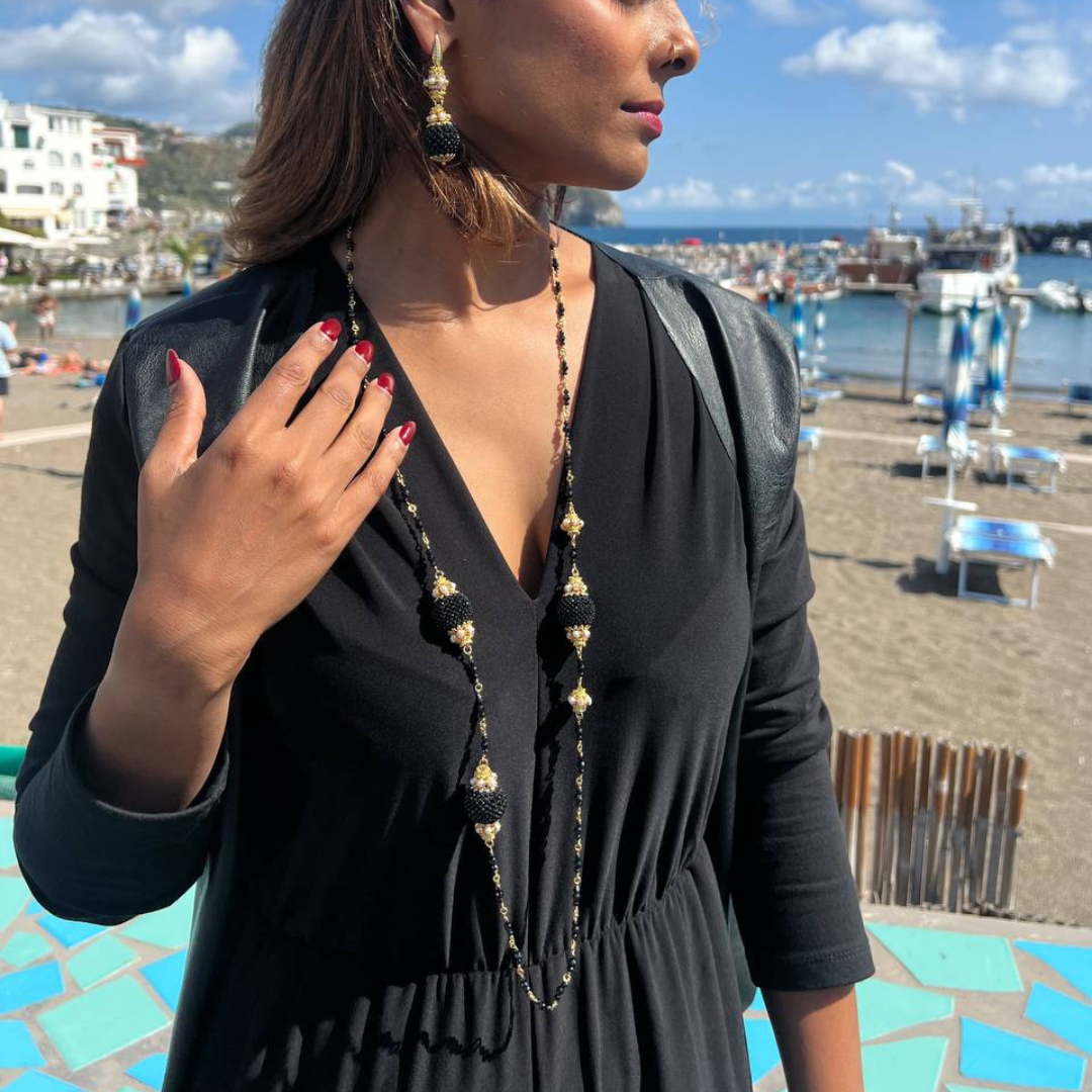 Collana Linea Barocca in Argento 925 dorato con catena ammagliata in Spinelli neri, sfera di Spinelli neri in lavorazione Tessito e 3 mine con coroncine in Corallo rosso Mediterraneo