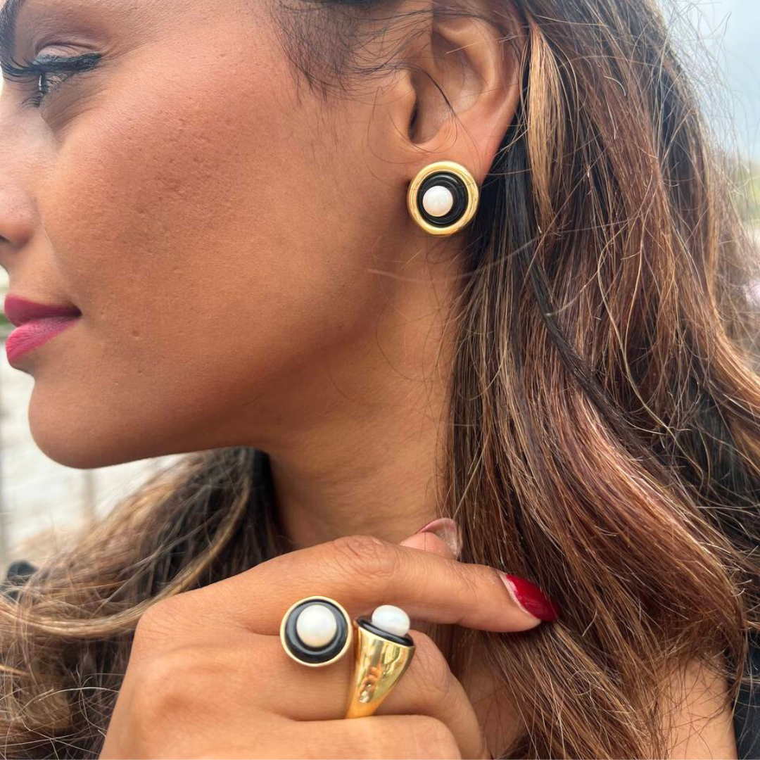 Orecchini in Argento 925 dorato con centrale in Corallo rosso Mediterraneo e cerchi in Onice