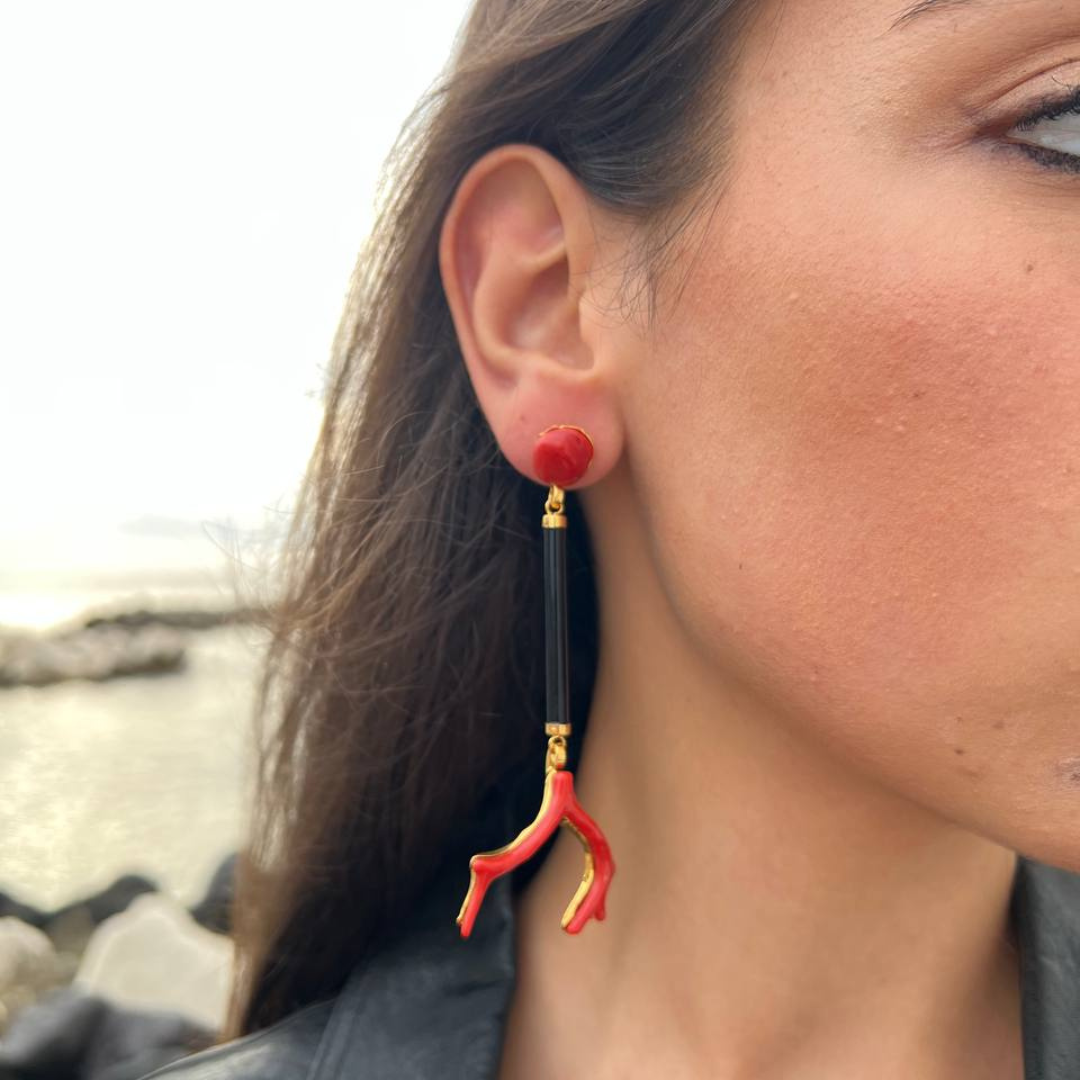 Orecchini in Argento 925 dorato con stecche in Onice e Rami di Corallo rosso Mediterraneo