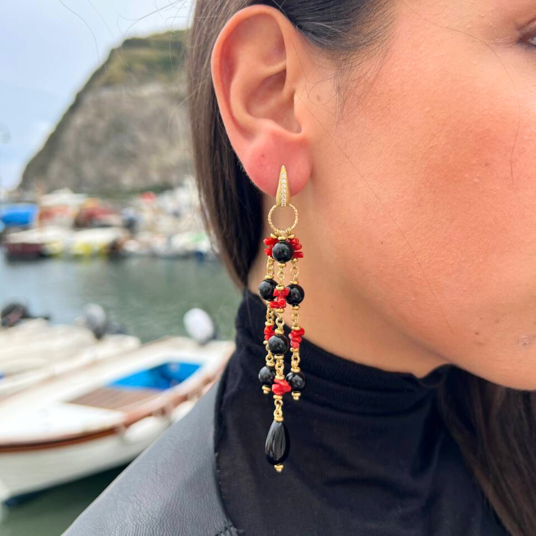 Orecchini in Argento 925 dorato con cerchio e tre frange con Corallo rosso e Agata bianca