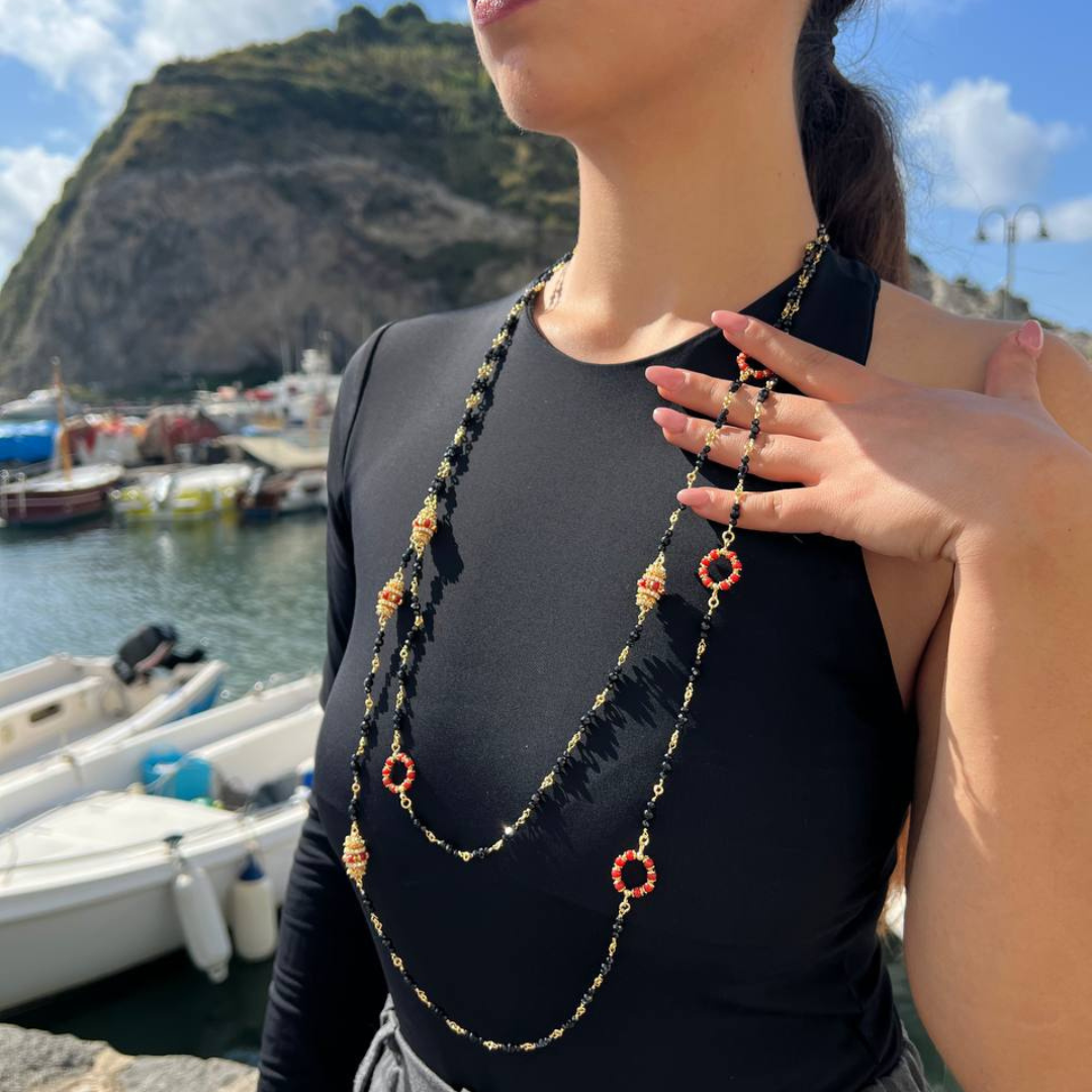 Collana modello Chanel in Argento 925 bagnato in Oro 18Kt con catena ammagliata di 100cm in Spinelli neri e coroncine in Perle