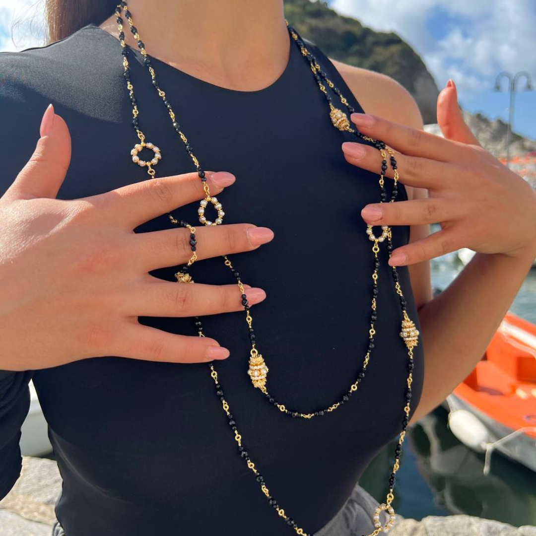 Collana modello Chanel in Argento 925 bagnato in Oro 18Kt con catena ammagliata di 100cm in Spinelli neri e coroncine in Perle