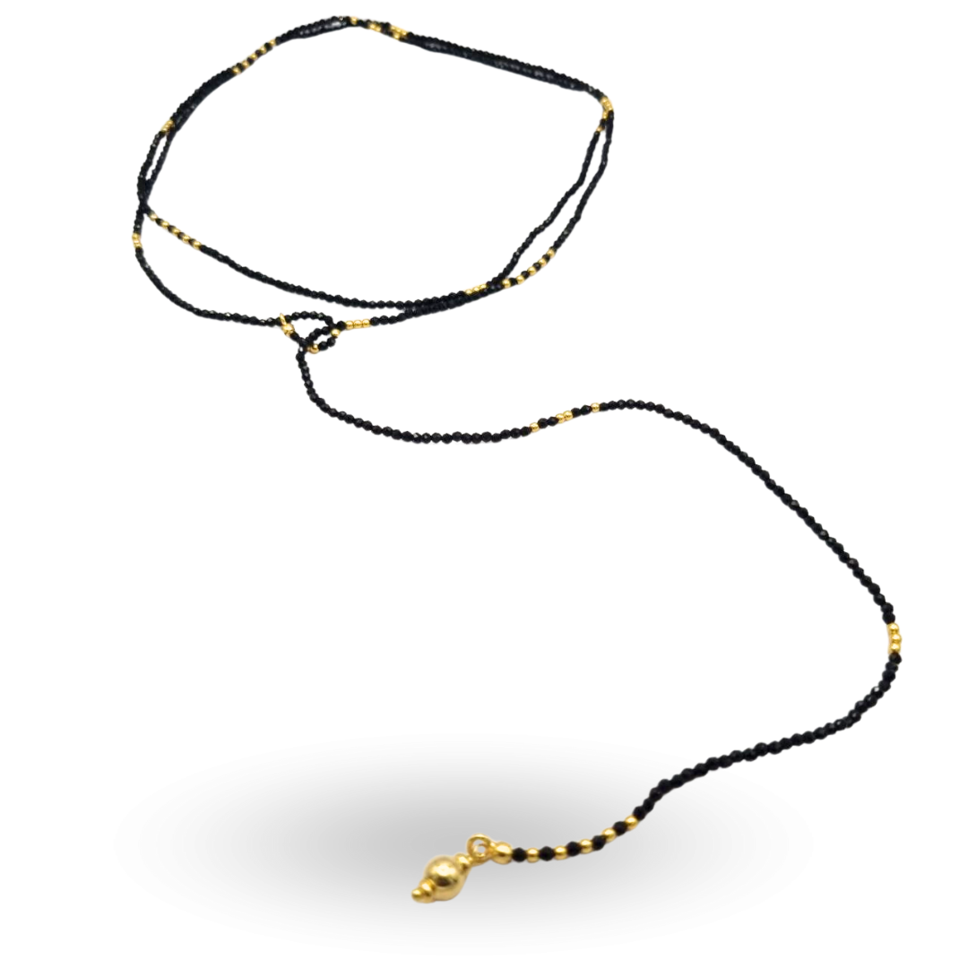 Collana a cravatta in Spinelli neri e Argento 925 dorato con doppio giro e pallino finale