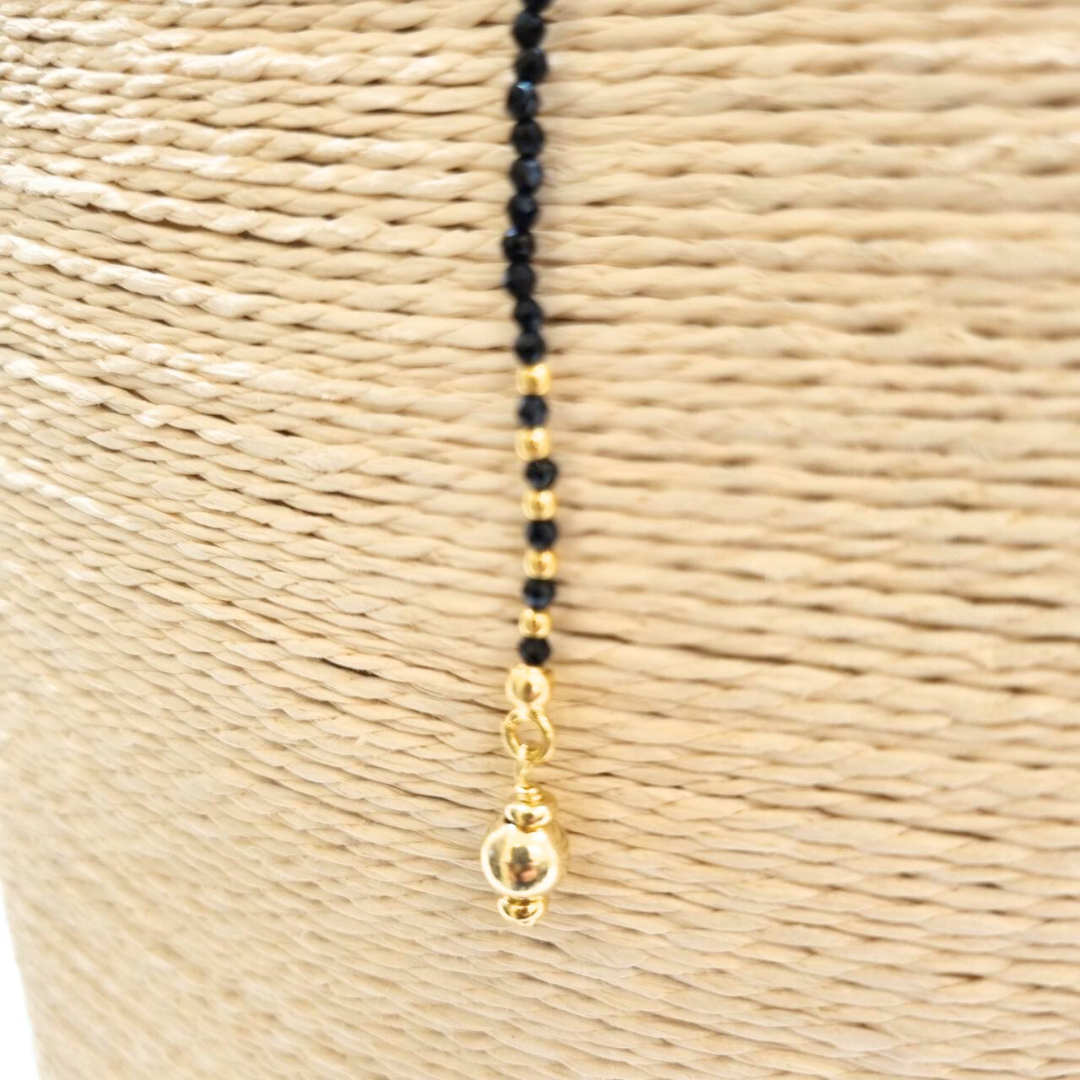 Collana a cravatta in Spinelli neri e Argento 925 dorato con doppio giro e pallino finale