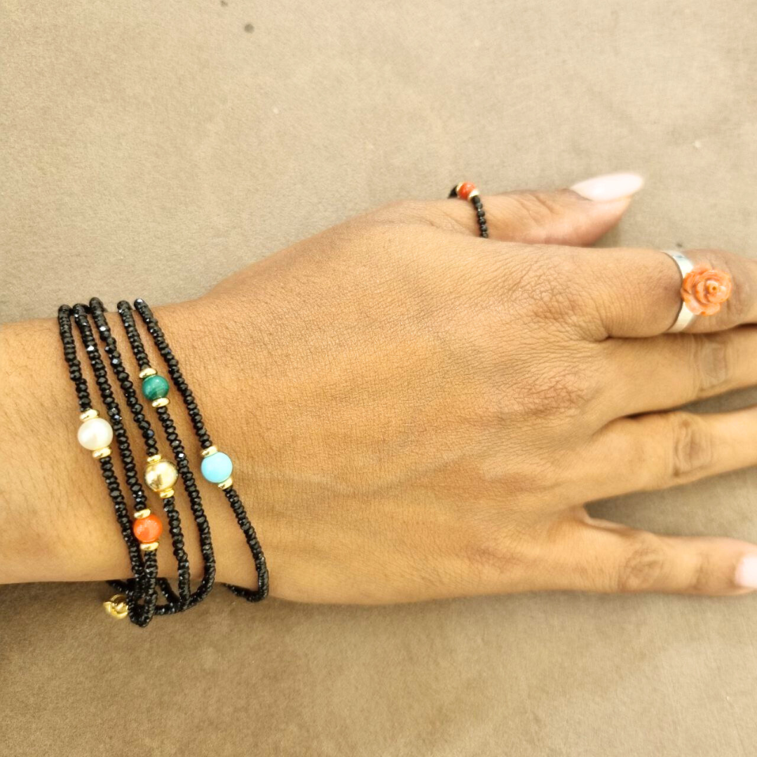 Bracciale in Spinelli neri sfaccettati con pallino centrale a scelta con Pasta di Turchese, Perla, Corallo, Gold o Malachite