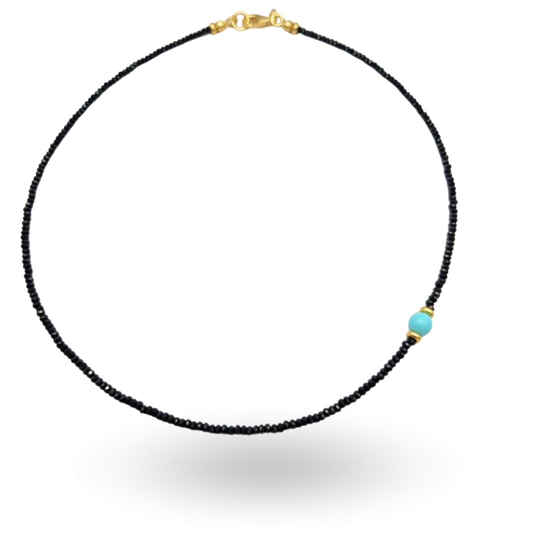 Collana choker in Spinelli neri sfaccettati con pallino laterale a scelta in Pasta di Turchese, Perla, Corallo, Gold o Malachite