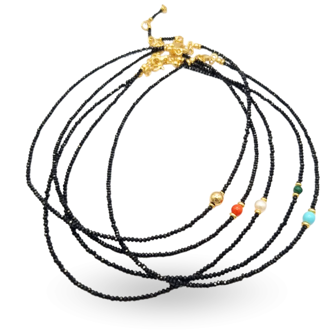 Collana choker in Spinelli neri sfaccettati con pallino laterale a scelta in Pasta di Turchese, Perla, Corallo, Gold o Malachite