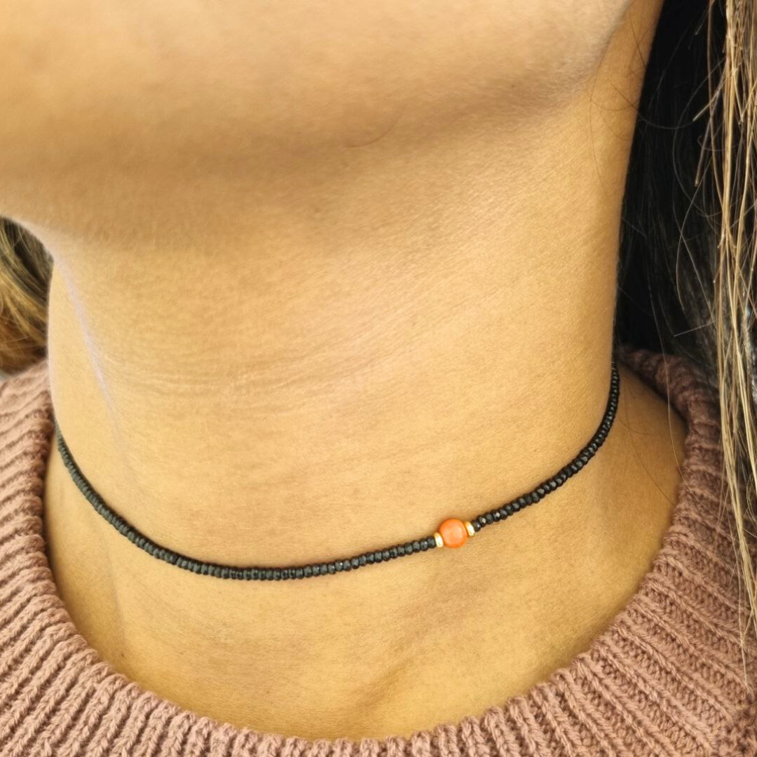 Collana choker in Spinelli neri sfaccettati con pallino laterale a scelta in Pasta di Turchese, Perla, Corallo, Gold o Malachite