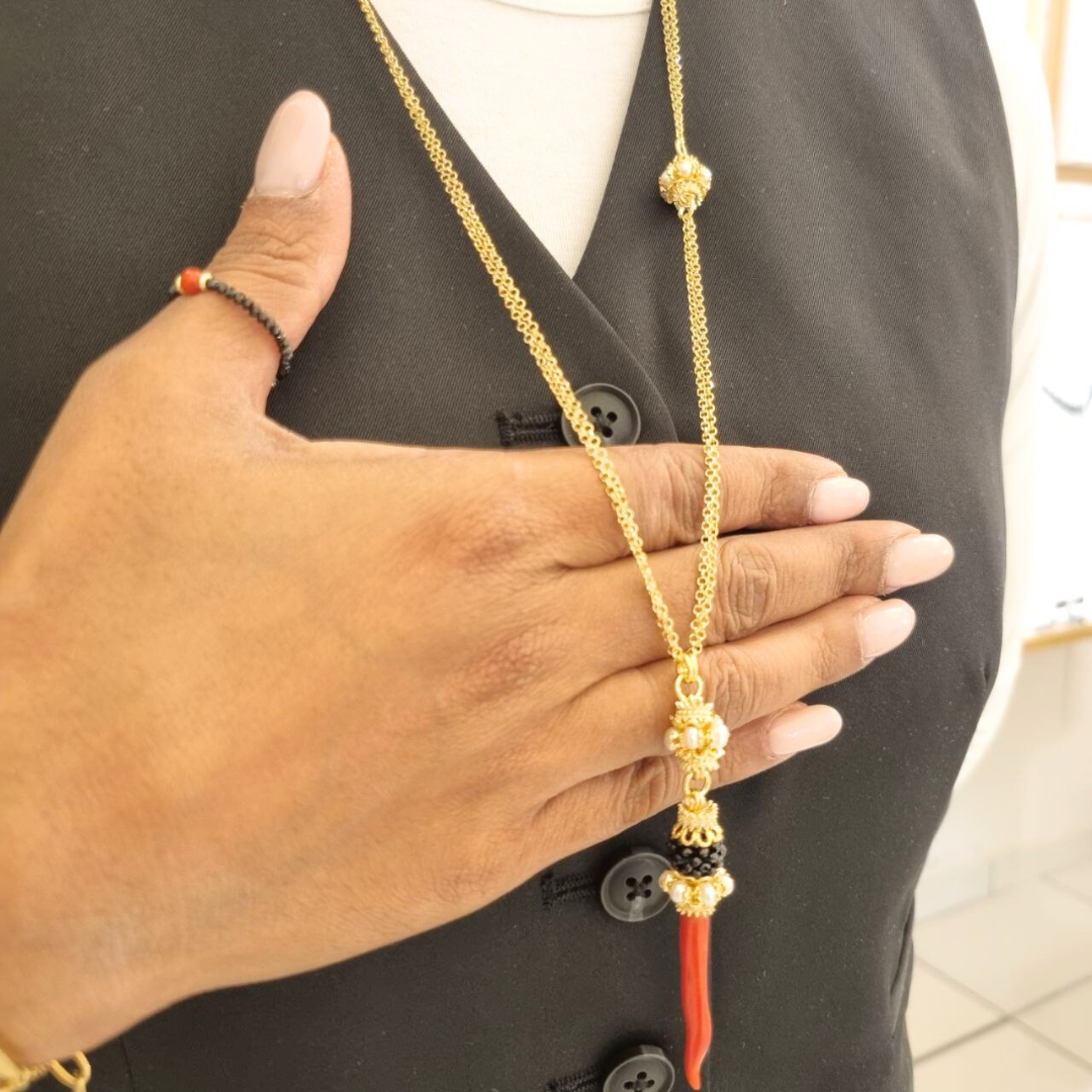 Collana in Argento 925 dorato con Corno in Corallo rosso Mediterraneo, mora in Spinelli neri lavorazione Tessito e coroncine in Perle