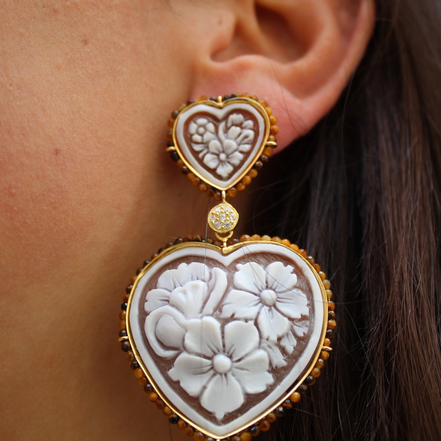 Orecchini in Argento 925 dorato con Cammei a cuore su Sardonica e giri di Quarzi azzurri