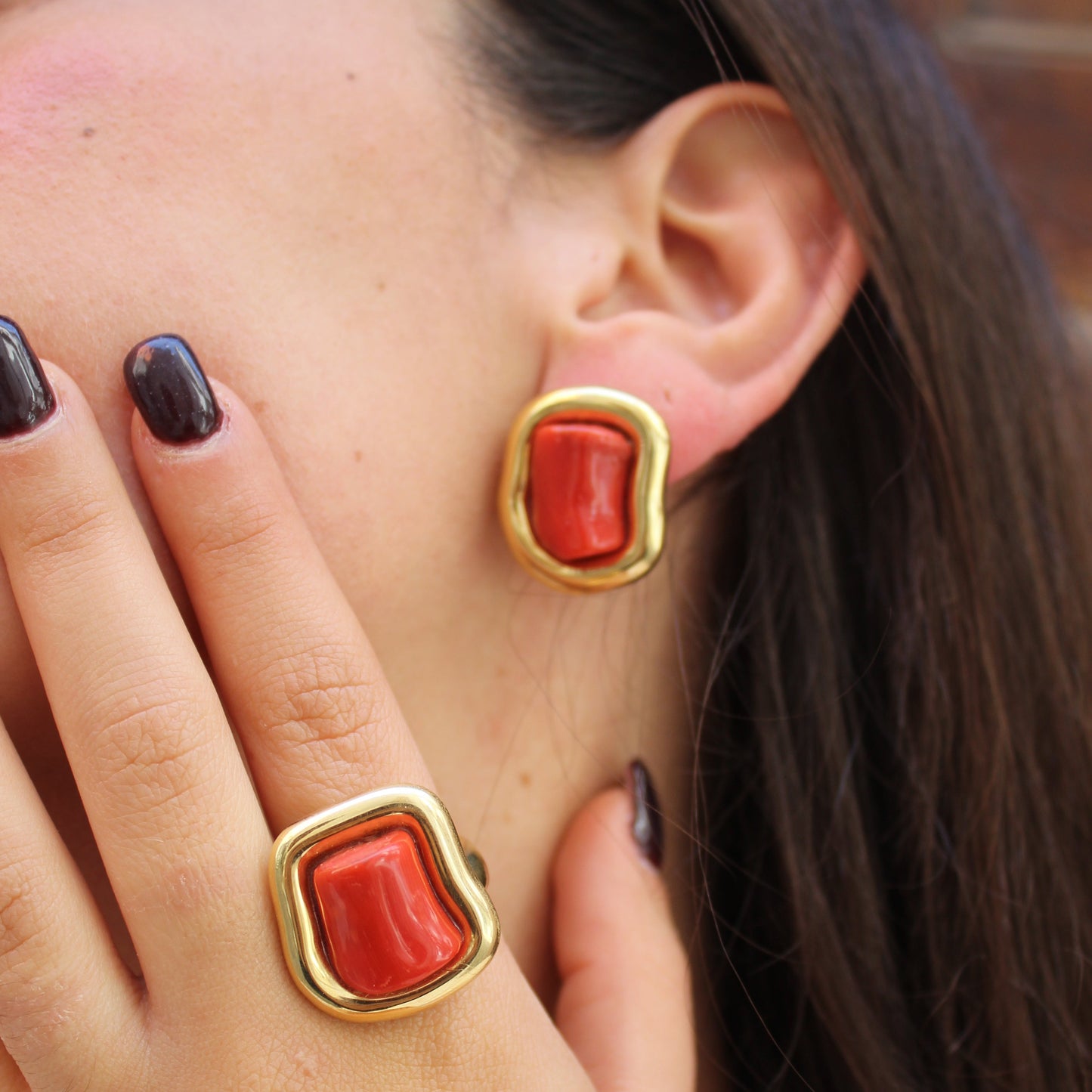 Orecchini in Argento 925 dorato tubolare con sassi di Corallo rosso Mediterraneo. Chiusura clips e perno