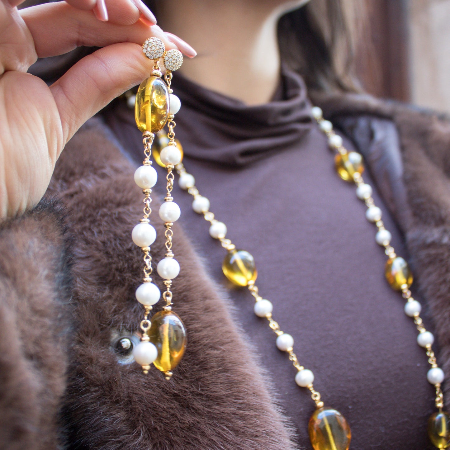 Earrings in golden 925 silver with green amber and pearls