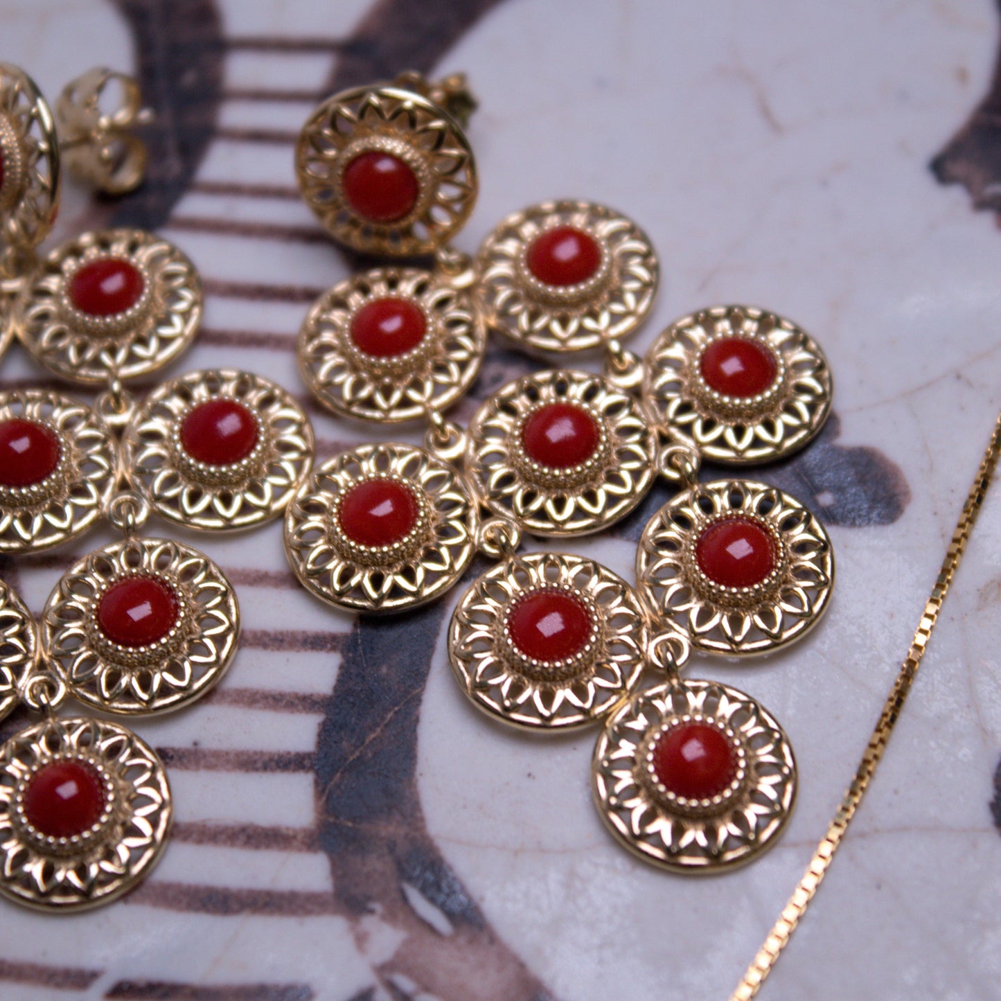 Orecchini in Argento 925 dorato a rombo effetto filigrana con spole in Corallo rosso Mediterraneo