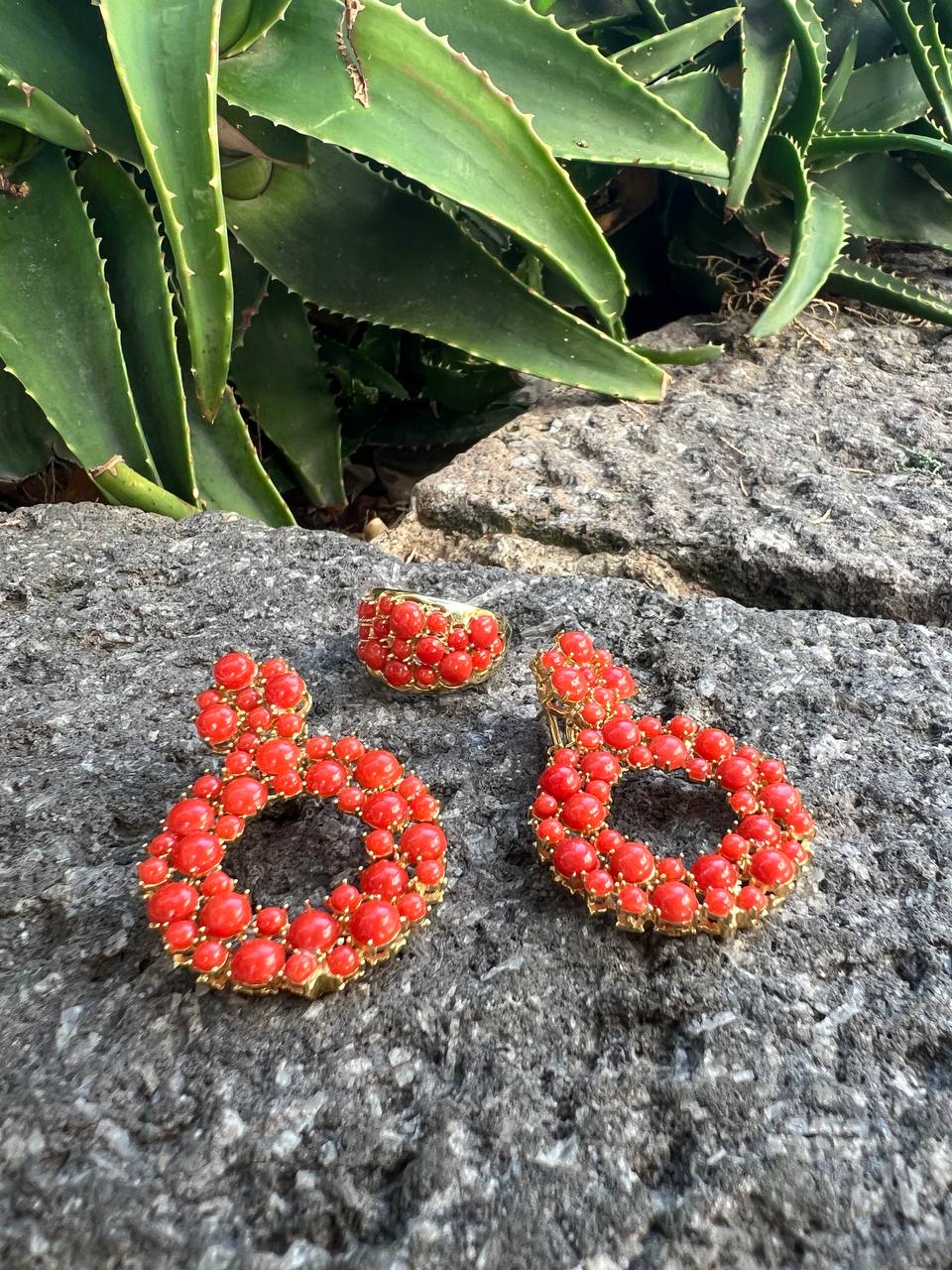 Orecchini in Argento 925 dorato a cerchi modello Chantecler con spole in Corallo rosso Mediterraneo