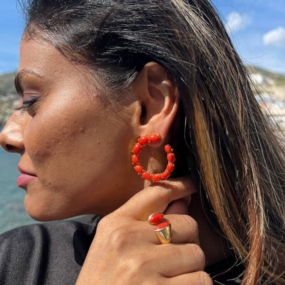 Orecchini in Argento 925 dorato a cerchi aperti con spole in Corallo rosso Mediterraneo
