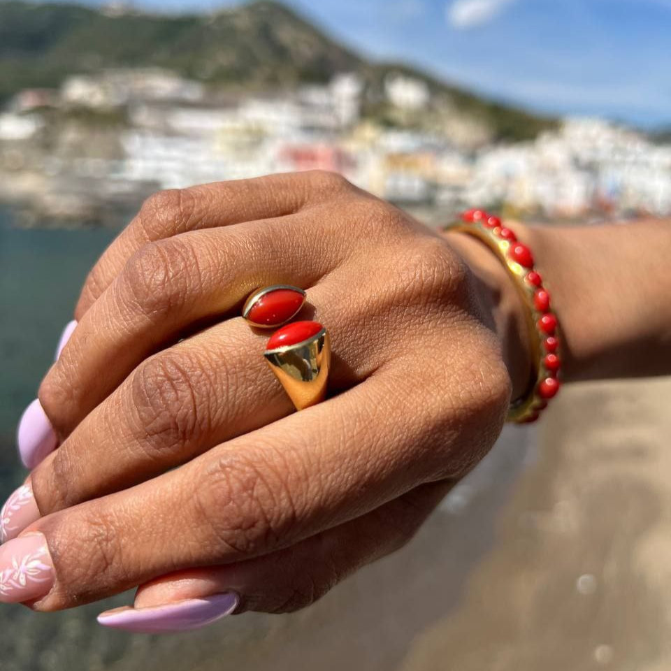 Anello open in Argento 925 dorato bombato con due spole in Corallo rosso Mediterraneo taglio navette. Misura regolabile
