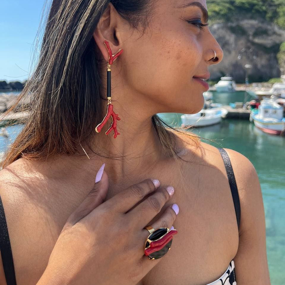 Anello in Argento 925 dorato con Piastra in Onice e rametti di Corallo rosso Mediterraneo