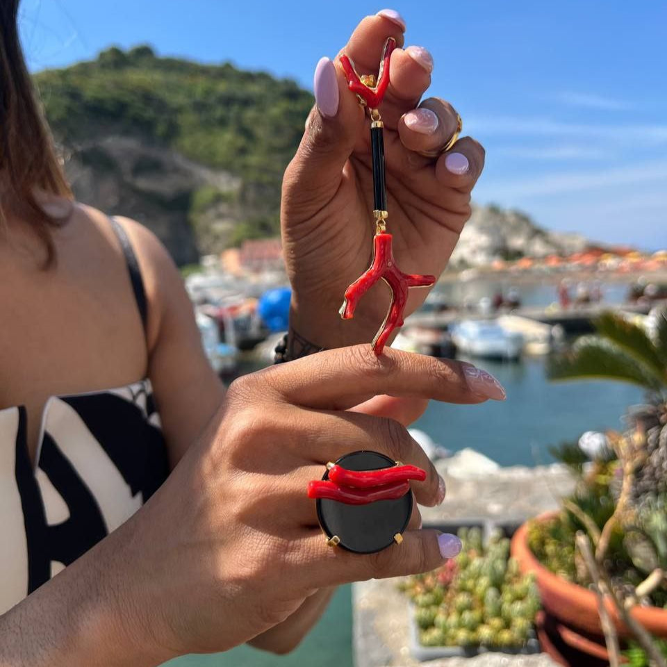Anello in Argento 925 dorato con Piastra in Onice e rametti di Corallo rosso Mediterraneo