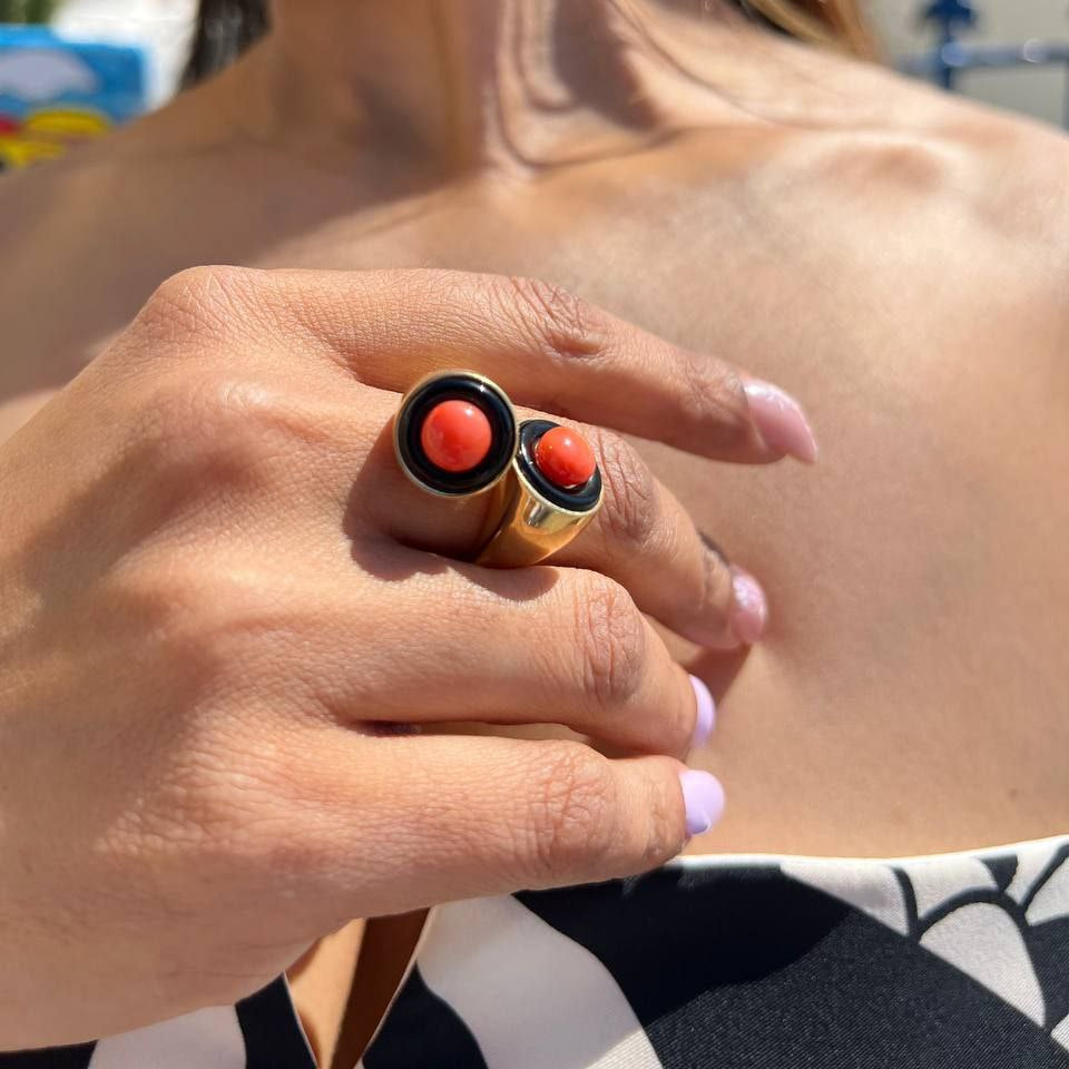 Anello contrariè in Argento 925 dorato effetto abbraccio con Corallo rosso Mediterraneo e cerchi in Onice