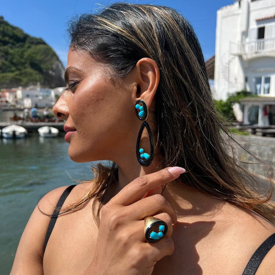 Anello in Argento 925 dorato con cornice ovale in Onice e spole di Corallo rosso Mediterraneo