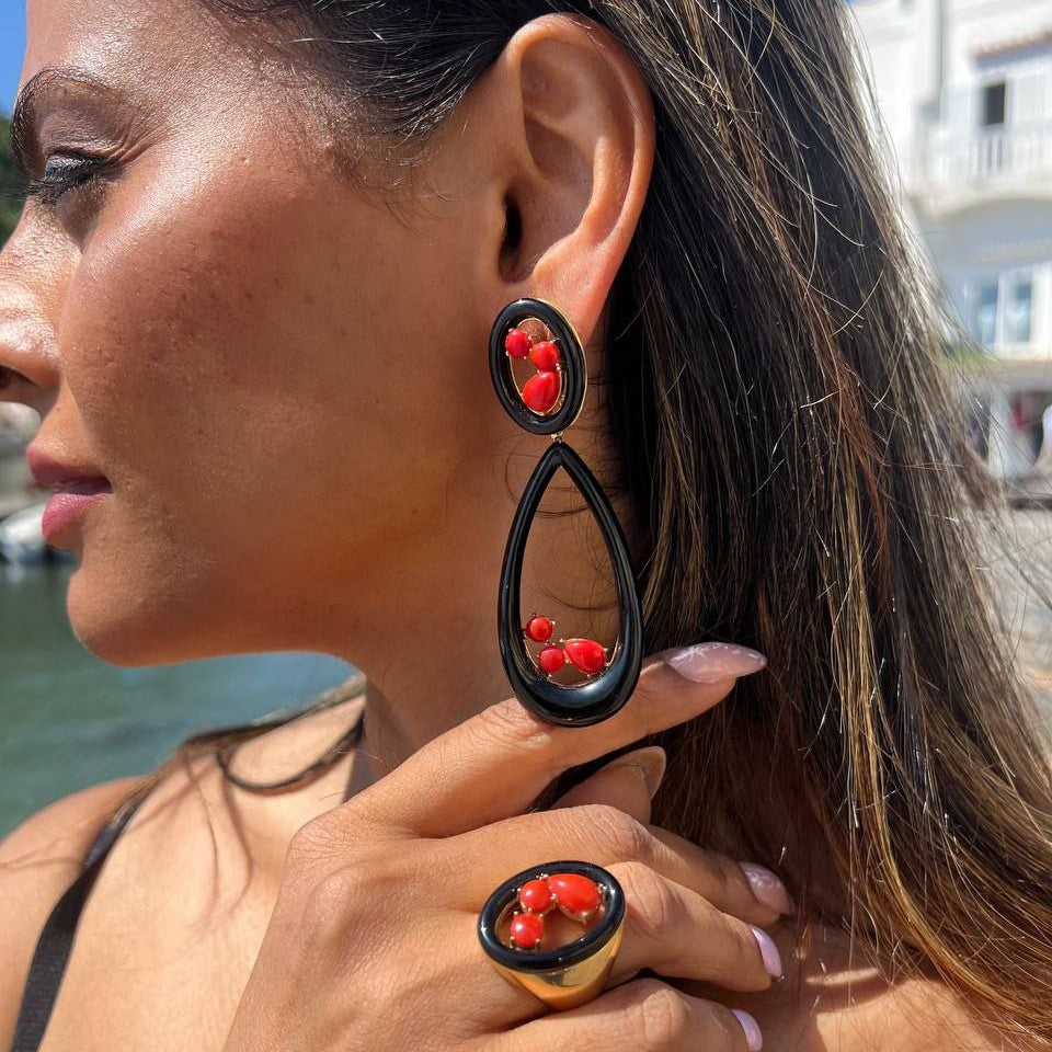 Orecchini in Argento 925 dorato pendenti con goccia aperta in Onice e 12 spole di Corallo rosso