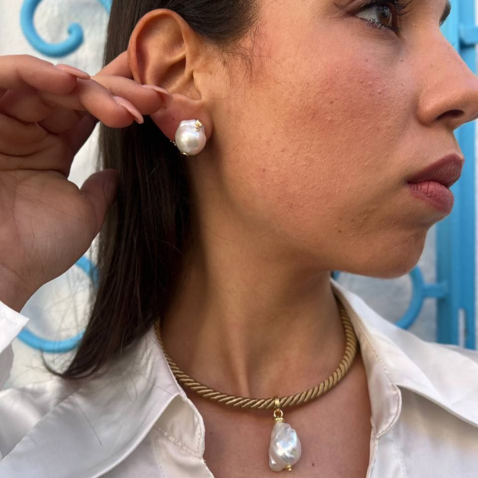 Collana con cordone a girocollo rigido in Argento 925 dorato con pendente in Perla Scaramazza