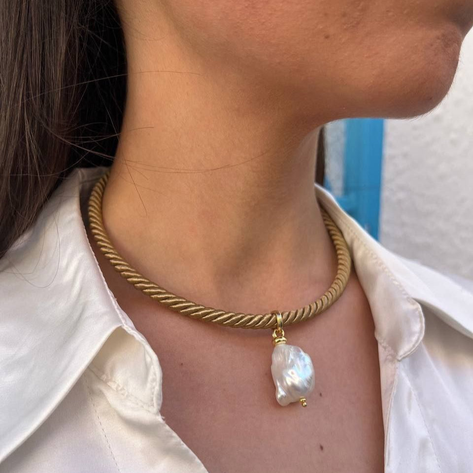 Collana con cordone a girocollo rigido in Argento 925 dorato con pendente in Perla Scaramazza