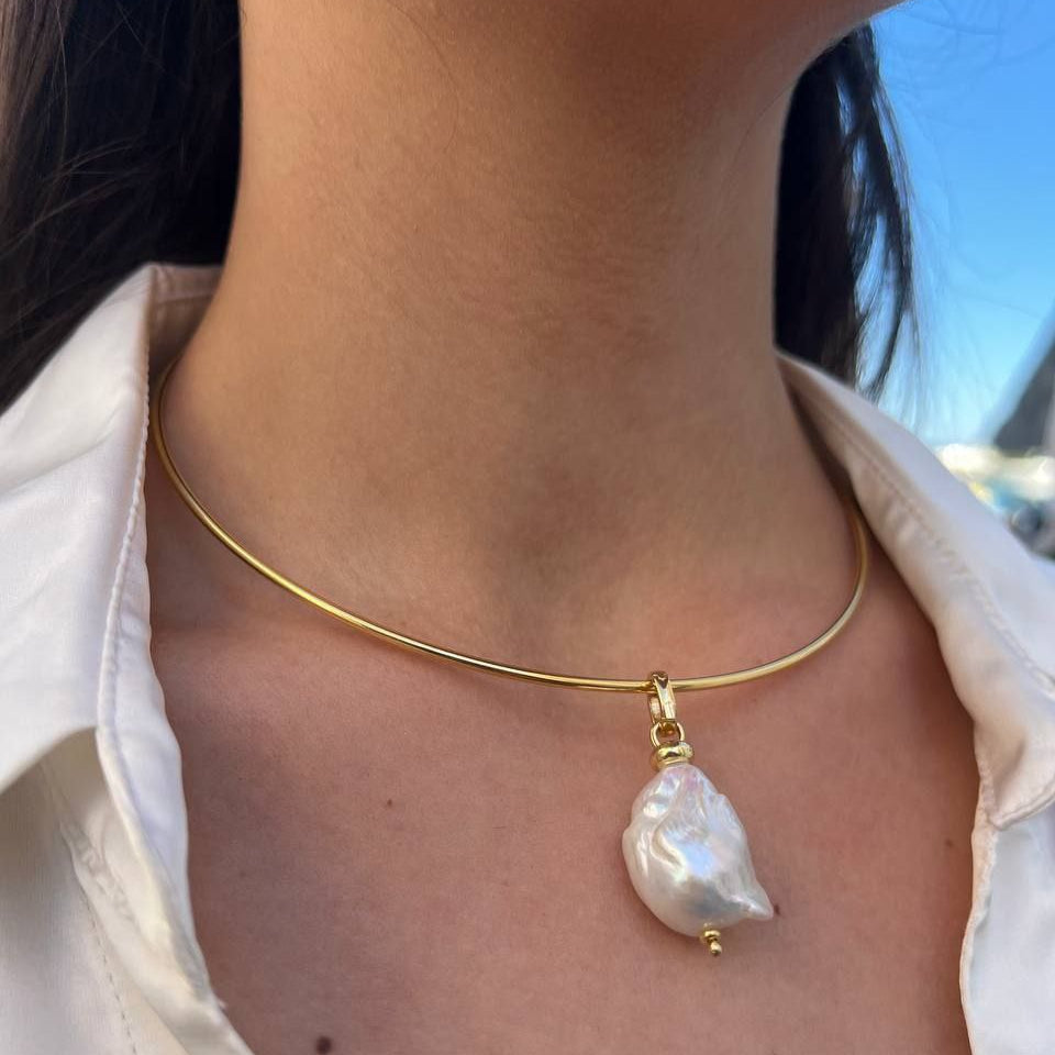 Collana a girocollo rigido in Argento 925 dorato con pendente in Perla Scaramazza