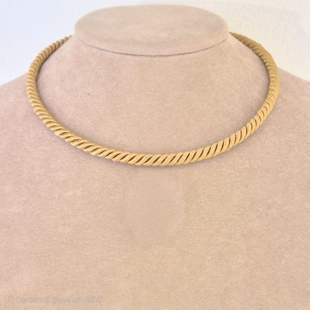 Cordone girocollo semirigido con chiusura in Argento dorato. Disponibile Beige e Nero