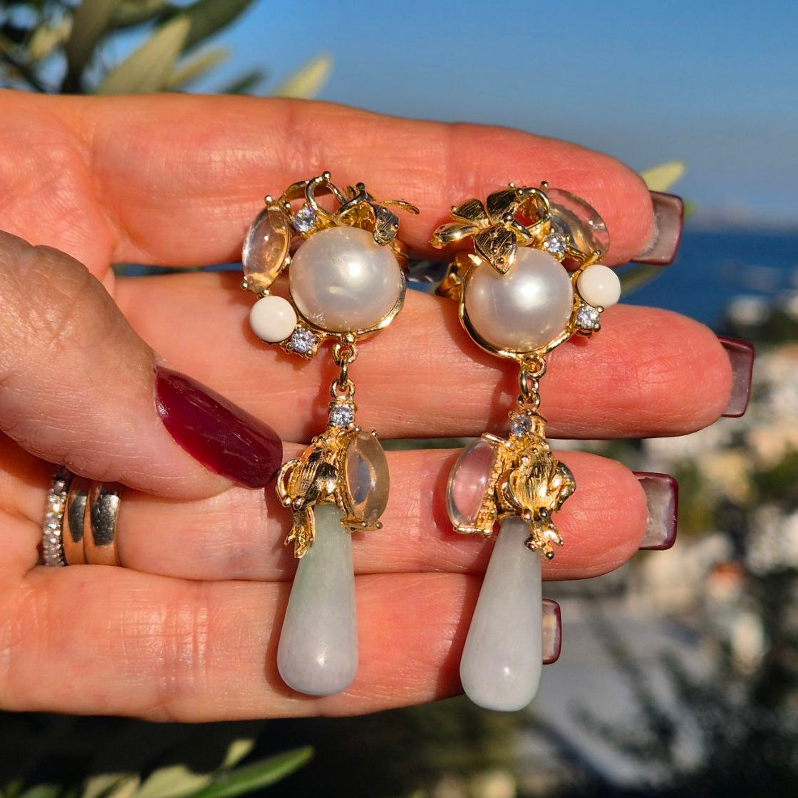 Orecchini in Bronzo dorato con Perle, Quarzi a goccia e Pietre Naturali a tema floreale