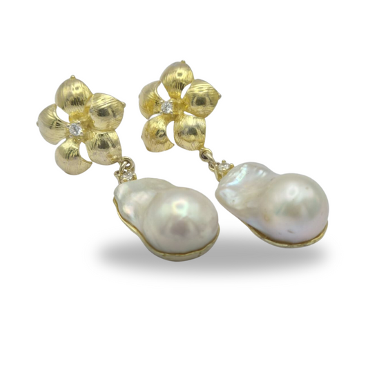 Earrings in golden 925 silver with 5-petal flower and pendant Scaramazza pearl