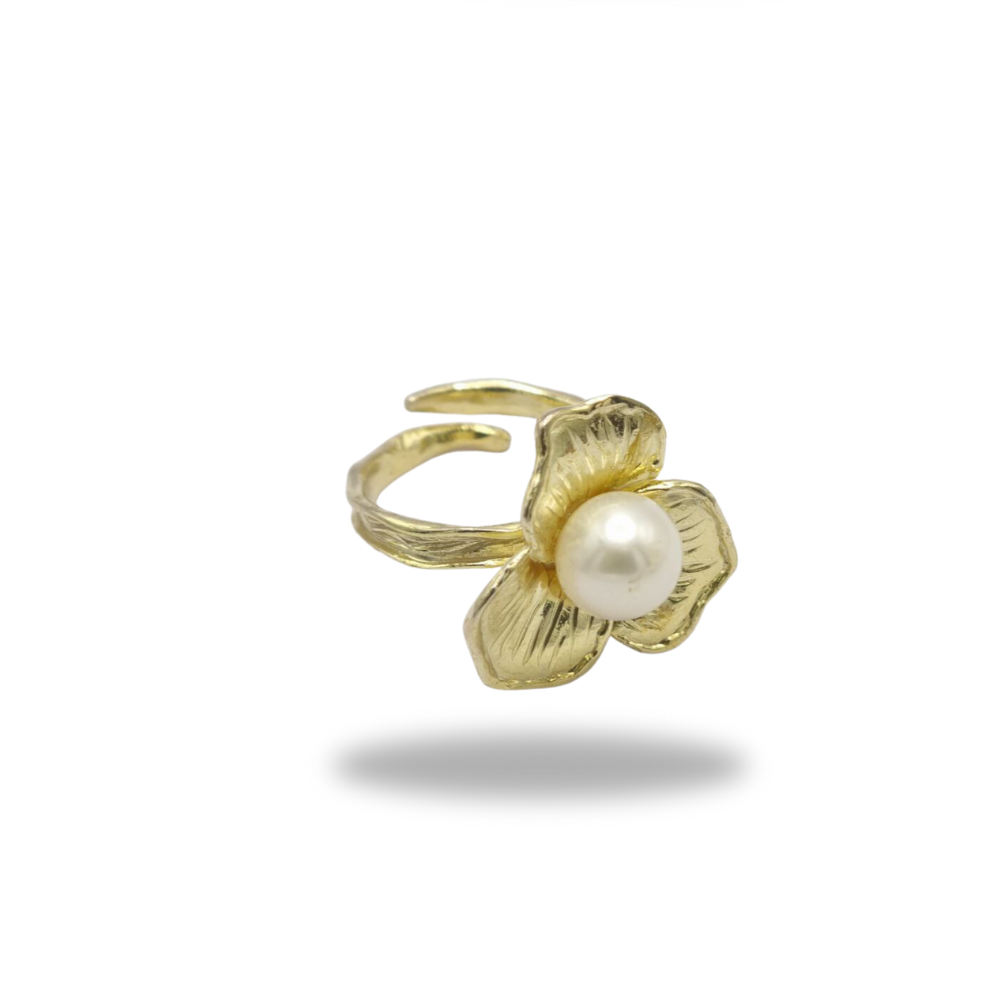 Ring in golden 925 silver with 3-petal flower and central pearl