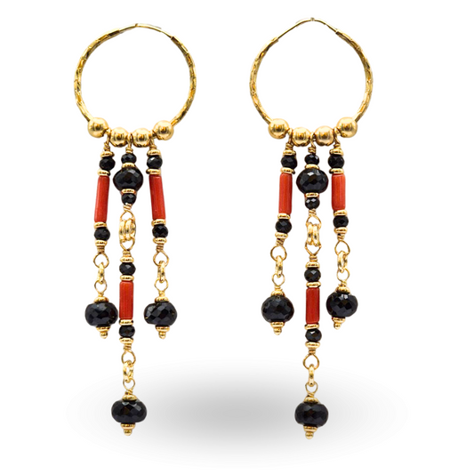 Orecchini in Argento 925 dorato a cerchio medio con tre pendenti ammagliati con cannettine in Corallo rosso Mediterraneo e sfere sfaccettate di Onice