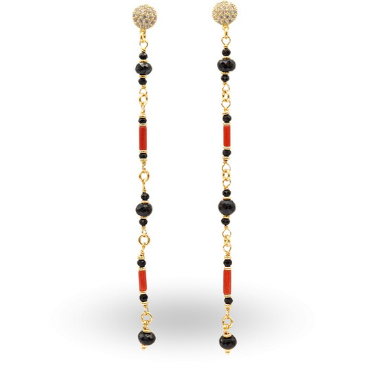 Orecchini in Argento 925 dorato pendenti ammagliati con cannettine in Corallo rosso Mediterraneo e sfere sfaccettate di Onice. Chiusura a perno