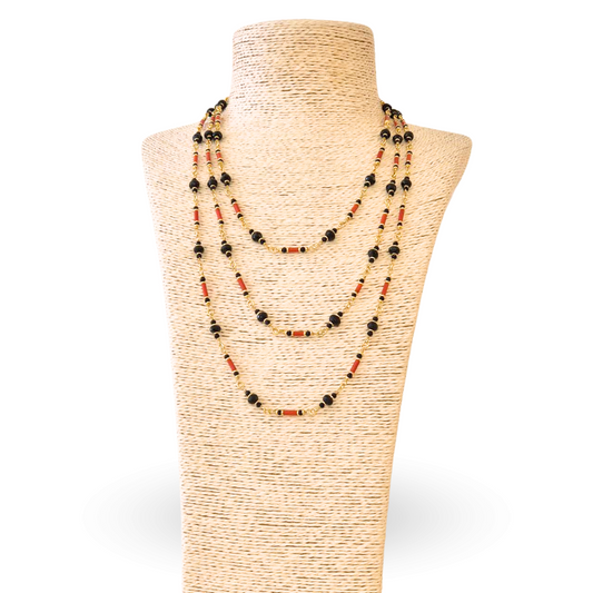 Collana in Argento 925 dorato ammagliata con cannettine in Corallo rosso Mediterraneo e sfere sfaccettate di Onice. Lungh. 65cm