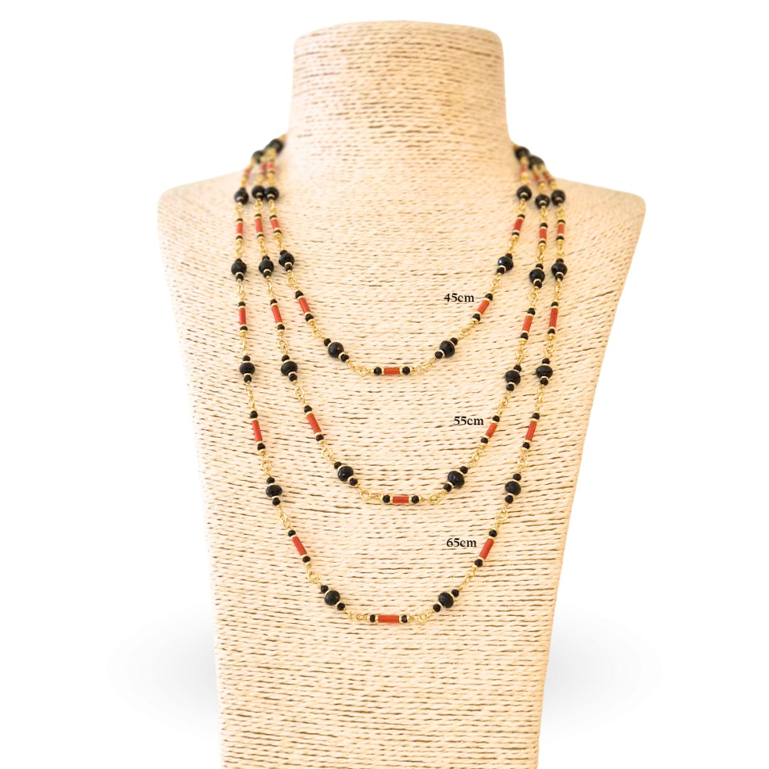 Collana in Argento 925 dorato ammagliata con cannettine in Corallo rosso Mediterraneo e sfere sfaccettate di Onice. Lungh. 45cm