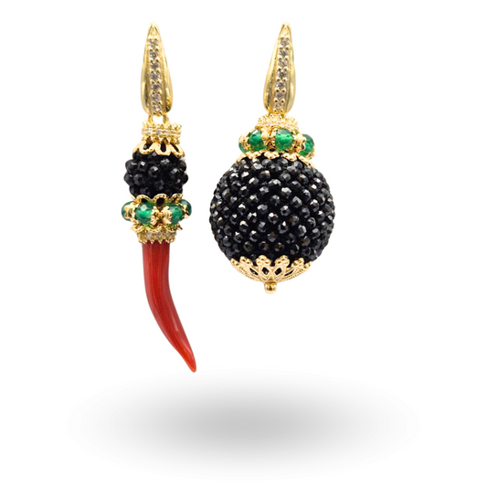 Orecchini in Argento 925 dorato asimmetrici con Corno in Corallo rosso Mediterraneo, mora con coroncine in Giada, e sfera con Spinelli neri in lavorazione Tessito