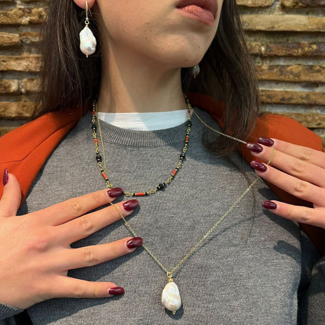 Collana in Argento 925 dorato ammagliata con cannettine in Corallo rosso Mediterraneo e sfere sfaccettate di Onice. Lungh. 45cm