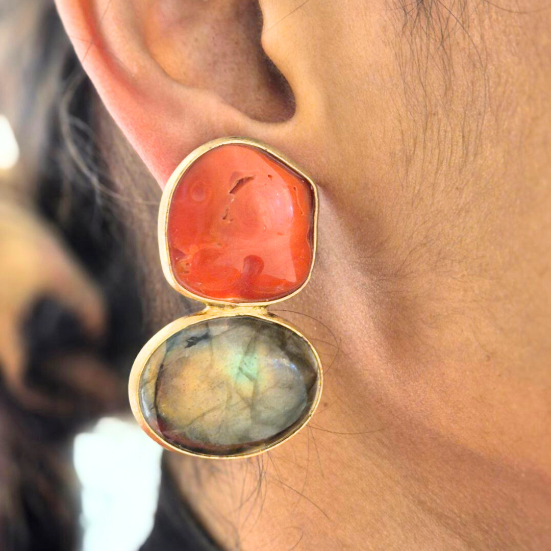 Orecchini in Argento 925 dorato satinato con piastre ovali in Labradorite e sassi di Corallo rosso