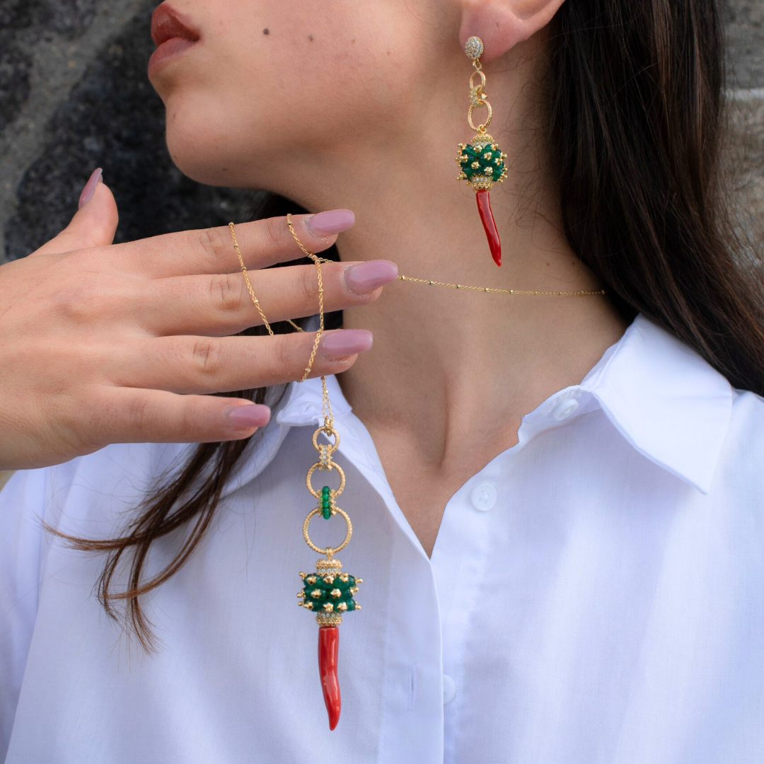 Earrings in gold-plated 925 silver with coral horn and jade tufts