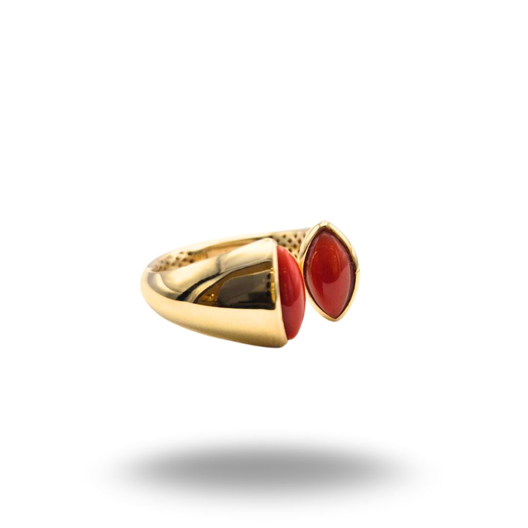 Anello open in Argento 925 dorato bombato con due spole in Corallo rosso Mediterraneo taglio navette. Misura regolabile